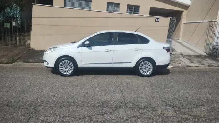 Fiat Grand Siena Essence 1.6 Flex 16V 2013