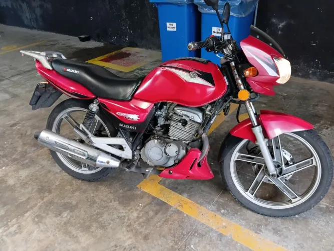 Suzuki GSR 125 vermelha