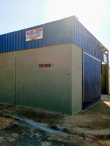 ALUGO GALPÃO DE ESQUINA COM 250M2. RUA PARALELA A MG 420 KM 38 POMPÉU - MH