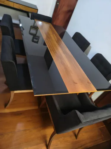 Mesa de jantar com 6 cadeiras e aparador