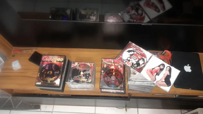 no geral 32 CD, s e 8 DVD, s todos originais 