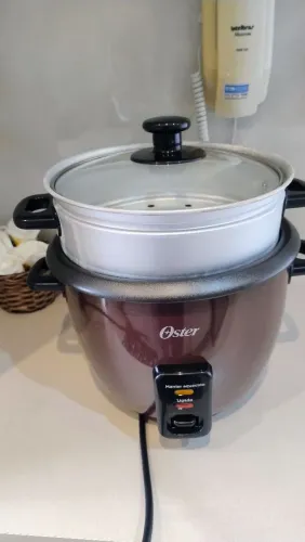 Panela de arroz e legumes