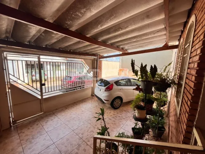 Casa à venda com 3 quartos e edícula na Vila Tibério, em Ribeirão Preto.