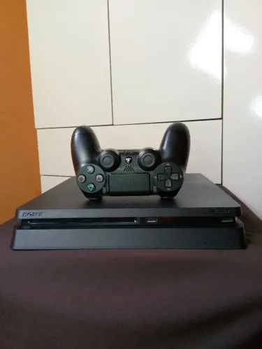PlayStation 4 Slim DESBLOQUEADO 500GB + jogos instalados