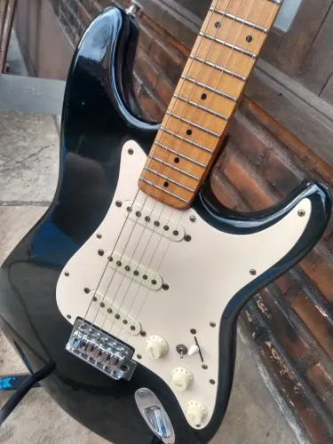 Guitarra Gianinni/ fender anos 90 padrão Fender