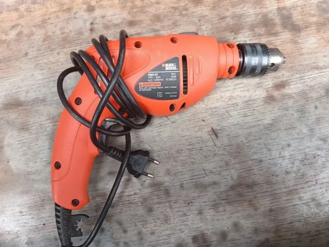 Furadeira e Parafusadeira Black e Decker 