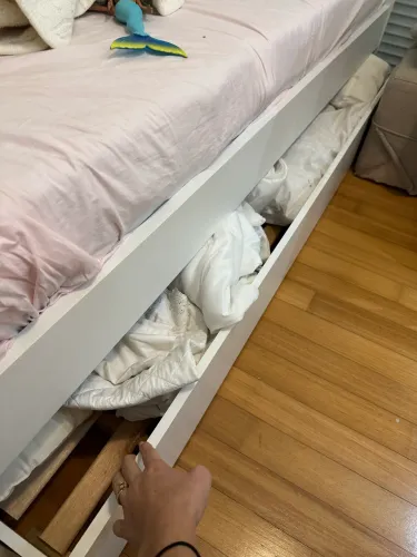 Cama solteiro semi nova, com colchão arquitetura do sono mais todos os lençóis novos