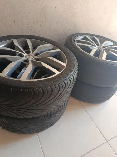 Vendo pneu aro 17 jogo com os 4 pneus pra ir embora rápido, Urgente