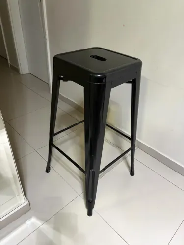Banqueta alta em aço preta 
