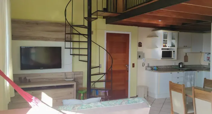 Apartamento duplex mobiliado de 01 dormitório c/ sacada e vista mar Praia do Sol Laguna