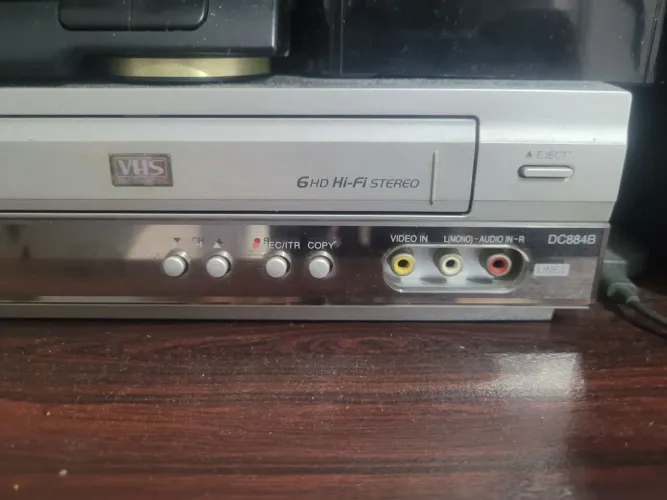Com dvd + vhs LG modelo DC884B