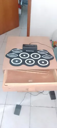 Bateria eletrônica com mesa para tocar