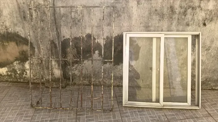 Janela de alumínio 2 bandeiras (90 cm x 90 cm) com vidro e grade de ferro 