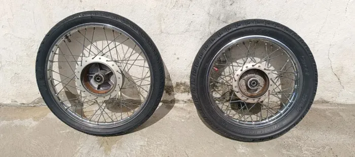 Vendo jantes completas, com pneus para Biz.