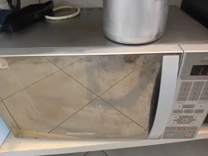 Vendo um forno elétrico e um micro-ondas, 100 reais cada!