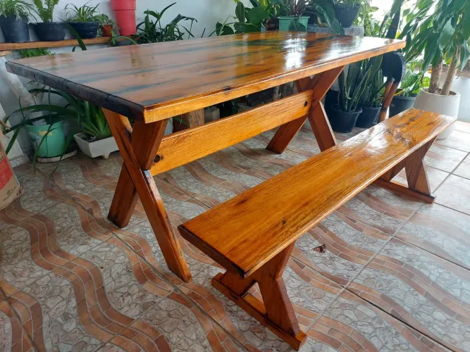 Mesa rústica de madeira