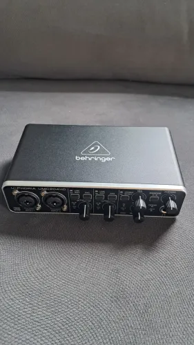 Interface de Áudio Behringer UMC204HD