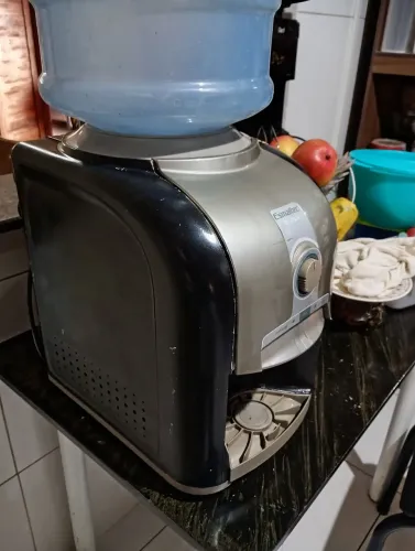 Um bebedor muito bom... gelando ok só com umas marcas de uso.