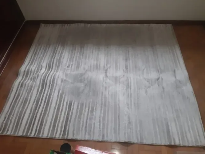 Vendo tapete da marca Casa Fortaleza, modelo listrado, em tons de bege e cinza-claro. ?