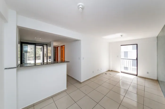 Apartamento com varanda contínua e 2 quartos para venda