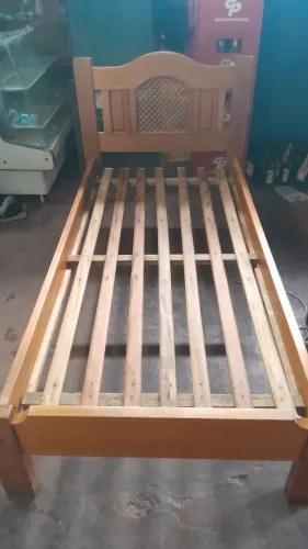 Vendo 01 cama de solteiro madeira cerejeira em bom estado de conservação entrego sem taxa