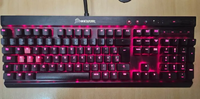 Teclado Corsair K70 Mecânico Gamer Switch Vermelho