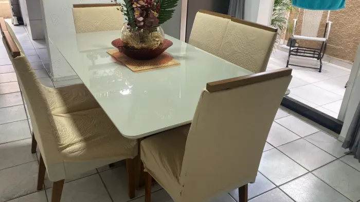 Vendo mesa de jantar 6 cadeiras