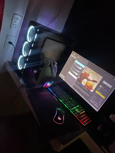 PC Gamer Completo AMD Ryzen 5 5600G, Gráficos Radeon VEGA 7, 24GB DDR4, SSD 715GB