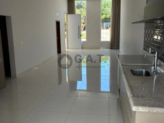Casa em condomínio: 2 quartos, 2 suítes, 2 salas, 3 banheiros, 2 vagas de garagem, 250m² e