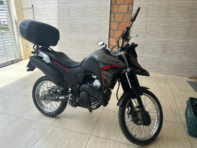 Moto de garagem sem detalhes , novíssima