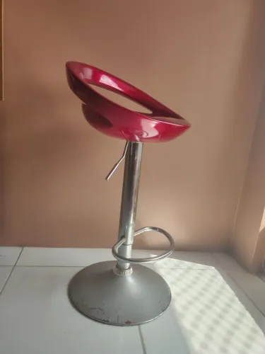 Vende-se banco alto vermelho