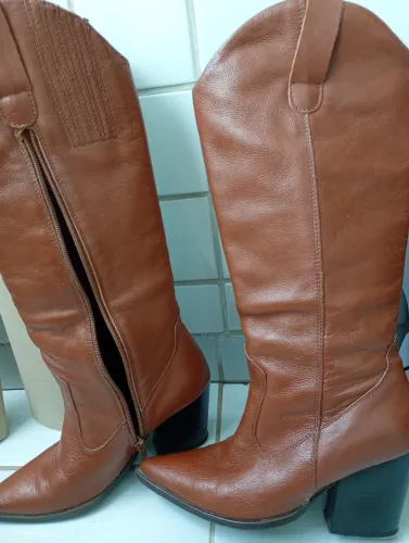 Bota de couro caramelo número 35