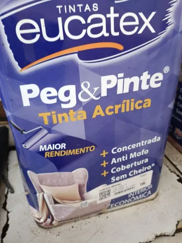 2 latasTinta Eucatex peg& prime