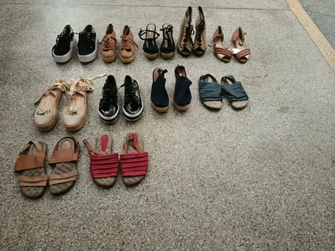 VENDO 11 PARES DE SAPATO POR 220 .NUMERAÇÃO 35