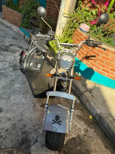Vendo essa linda scooter chopper elétrico no preço barato.