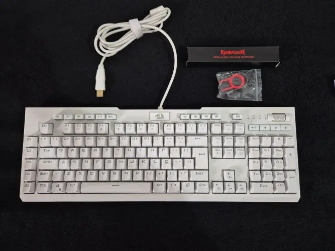 Teclado gamer ótico mecânico Redragon 