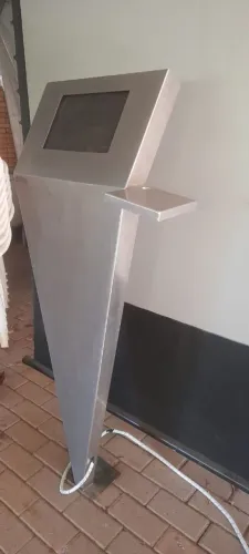 Totem para Tablet em aço inox 