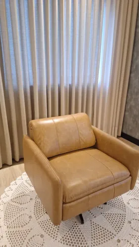 Poltrona giratória e reclinável