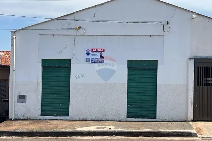 Ponto Comercial Para Locação, Com Cinco Cômodos no Centro em Ituiutaba-MG.