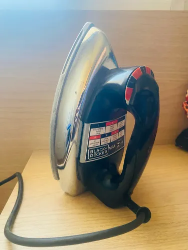 Ferro de Passar Roupa Black Decker VFA1110TM2 Com Base de Alumínio