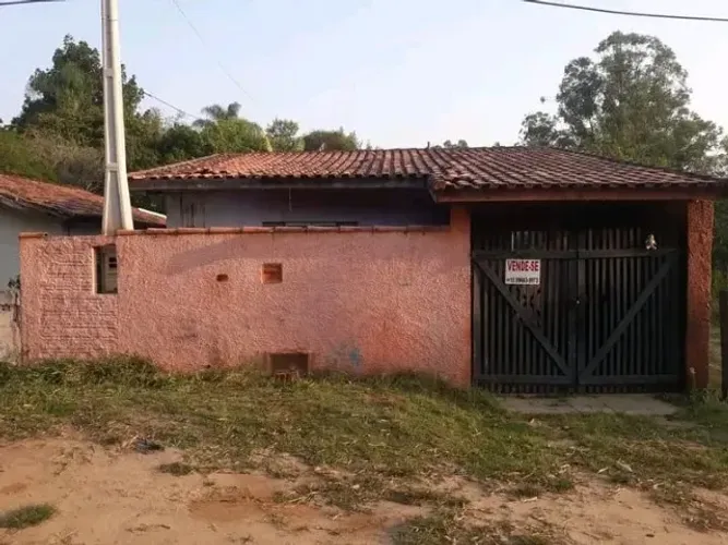 Vendo casa Sarapuí, aceito veículo como parte pgt, boa localização, terreno escriturado.
