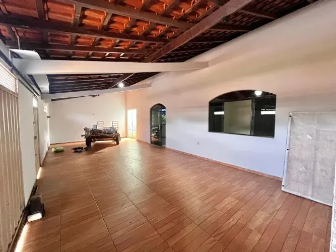 Casa com 3 Quartos, Terreno de 370m² - Bairro Floresta - Apta a Financiamento - 1 Suíte
