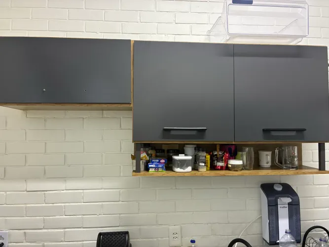 Armário Aéreo de Cozinha Moderno Preto e Madeira