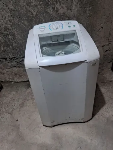 Vendo máquina de lavar Electrolux 9kg funcionando perfeitamente por 350 reais entrego