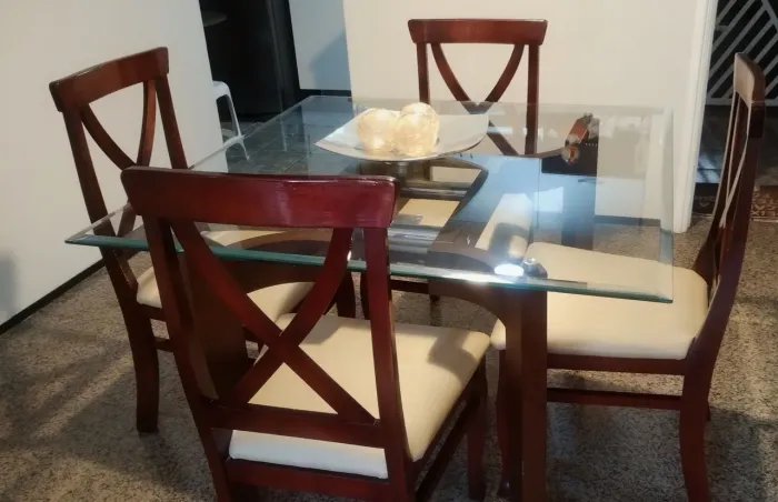 Mesa de vidro com quatro cadeiras