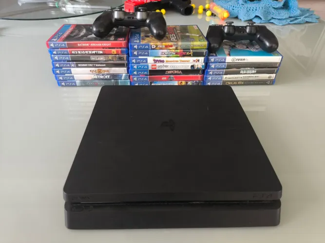 PS4 com 2 controles, com várias opções de jogos