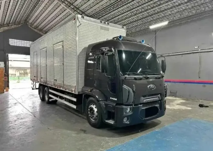 Ford cargo 2422 6x2 - Ano 2012 Baú 