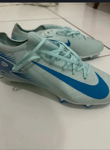 Chuteira mercurial Nike nova