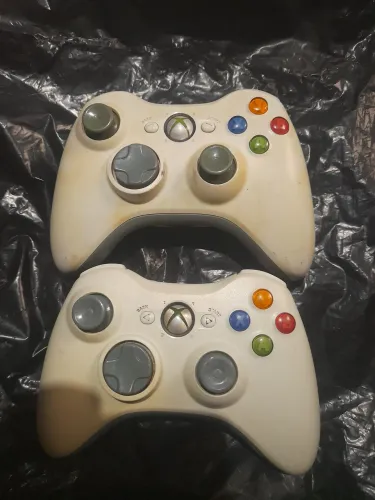 2 CONTROLES DE XBOX 360 BRANCO