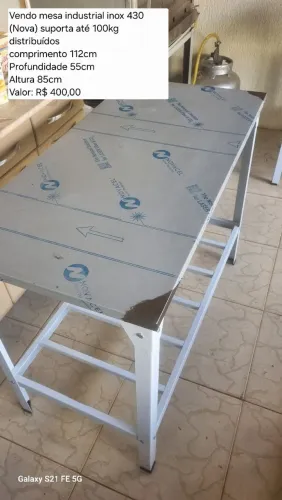 Mesa com tampo em aço inox 430 reforçada com grade por baixo